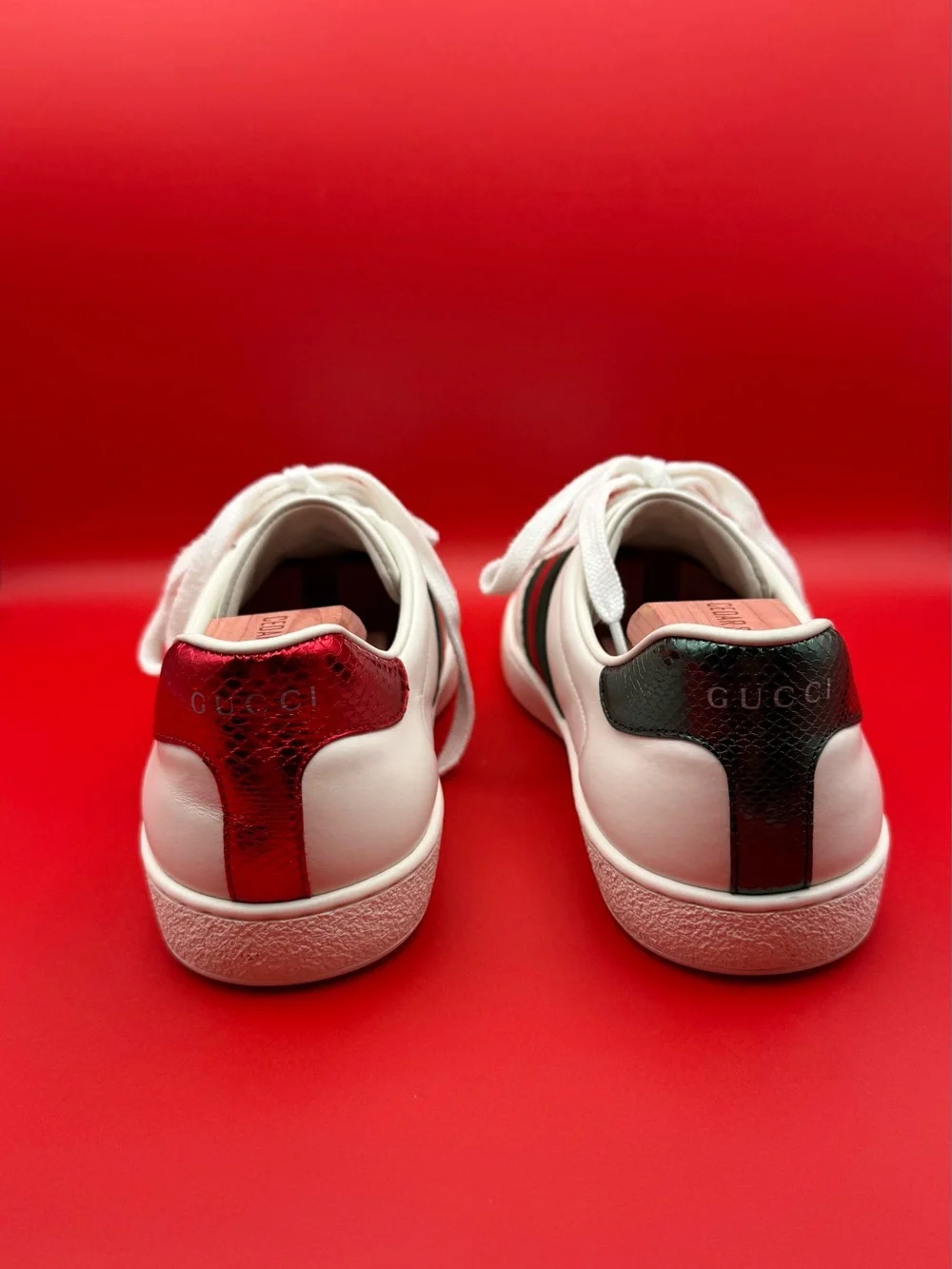 Gucci Ace Bee Embroidered Leather Sneakers Size 9 Includes COA & Accessories